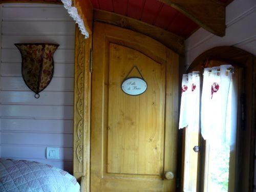 La Cle Des Roulottes Hotel Pluvigner Exterior foto